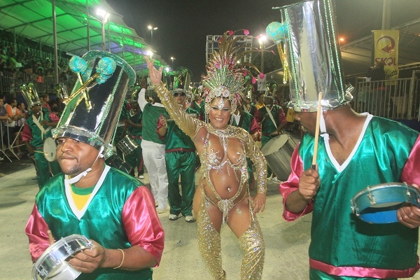 Passista da Aliados da Santa Cruz esbanjou simpatia na passarela do samba de Franca